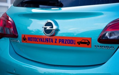 naklejka-magnetyczna-motocyklista-z-przodu-61x6-cm.jpg